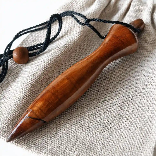 Détail d’un pendule égyptien antique en bois naturel