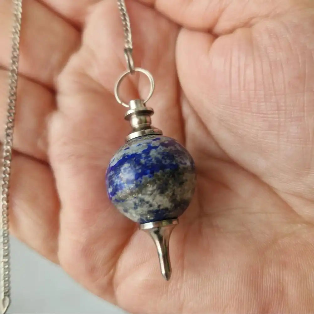Pendule Séphoroton en lapis-lazuli tenu en main