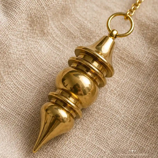 Pendule Vénus en laiton détail matière sur fond beige