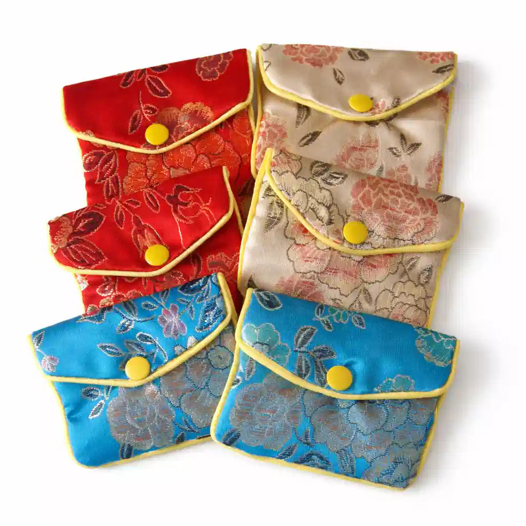 Pochette pendule en tissu brodé beige avec fermeture éclair et pendule à l’intérieur - motif selon découpage