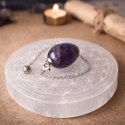Pendule sur fleur de vie en sélénite pour purifier et recharger tes pendule en pierres naturelles