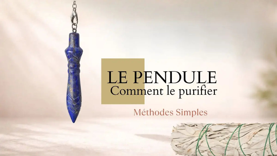 Pendule en lapis-lazuli suspendu avec un bâtonnet de sauge blanche pour purifier son pendule divinatoire