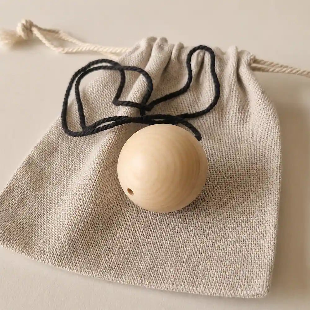 Pendule boule en bois naturel avec pochon de rangement