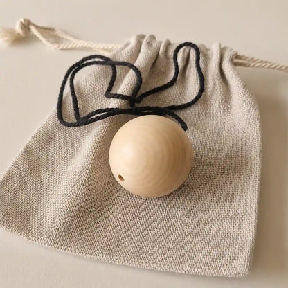 Pendule boule en bois naturel avec pochon de rangement