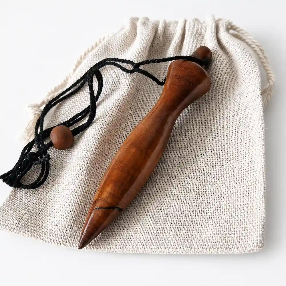 Pendule égyptien antique en bois avec pochon de rangement