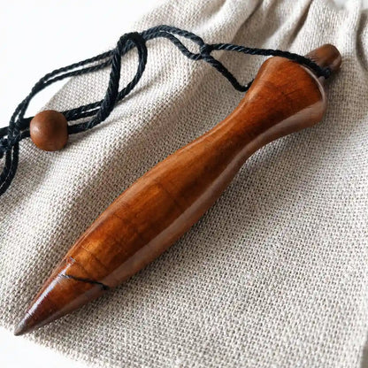 Détail d’un pendule égyptien antique en bois naturel