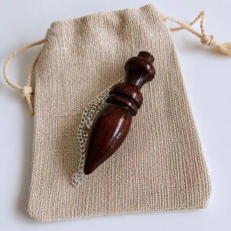 Pendule égyptien en bois de rose et son pochon