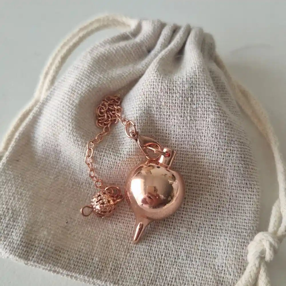 Pendule goutte couleur cuivre présenté sur son pochon