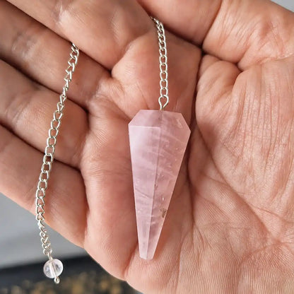 Pendule hexagonal en quartz rose tenu en main