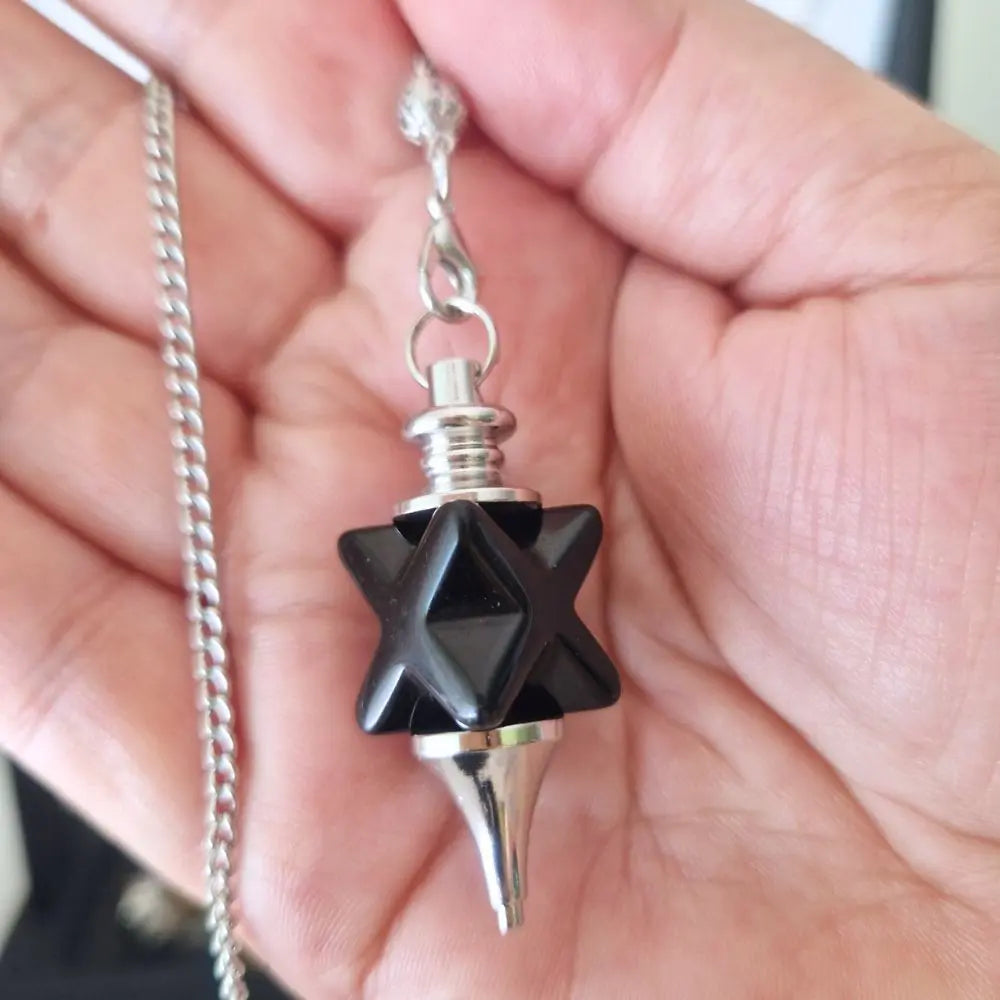 pendule merkaba oeil de tigre dans main