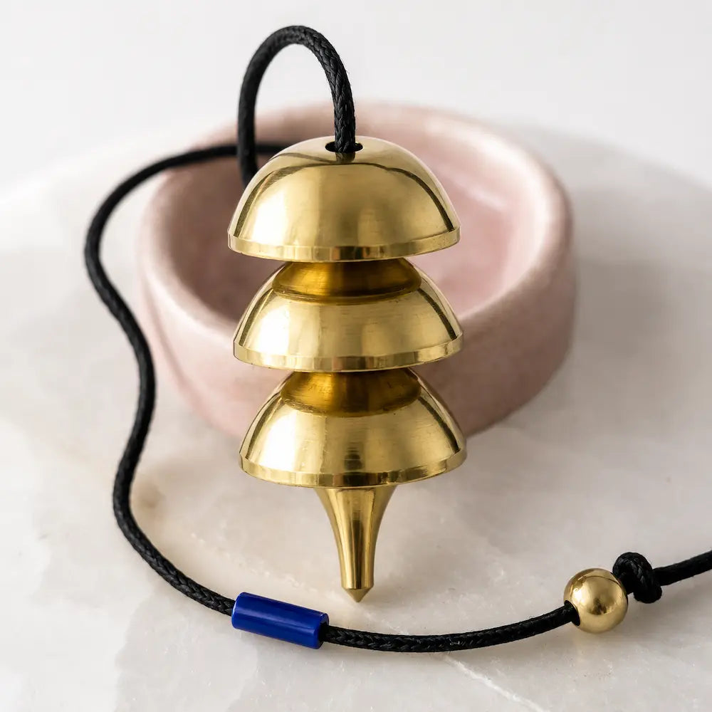 Pendule Osiris en laiton La Voie du Pendule