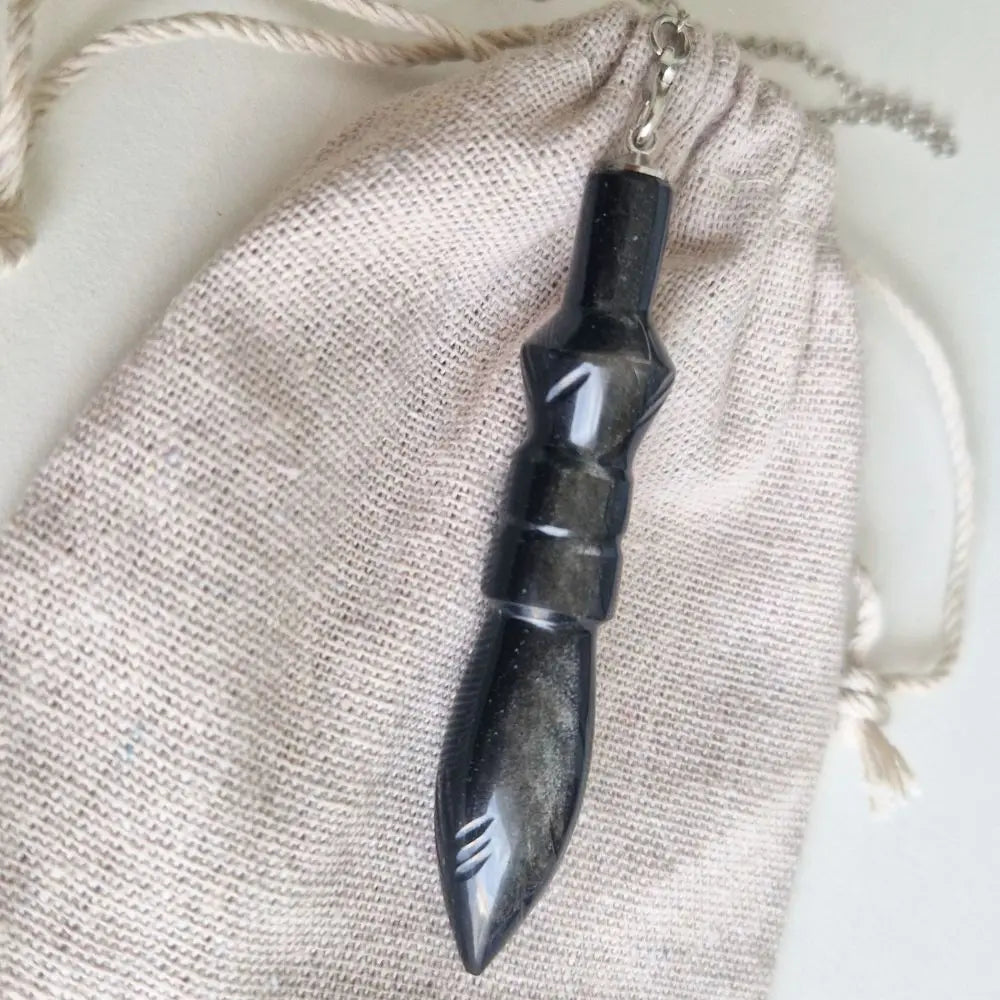 Pendule Thot en obsidienne présenté avec son pochon