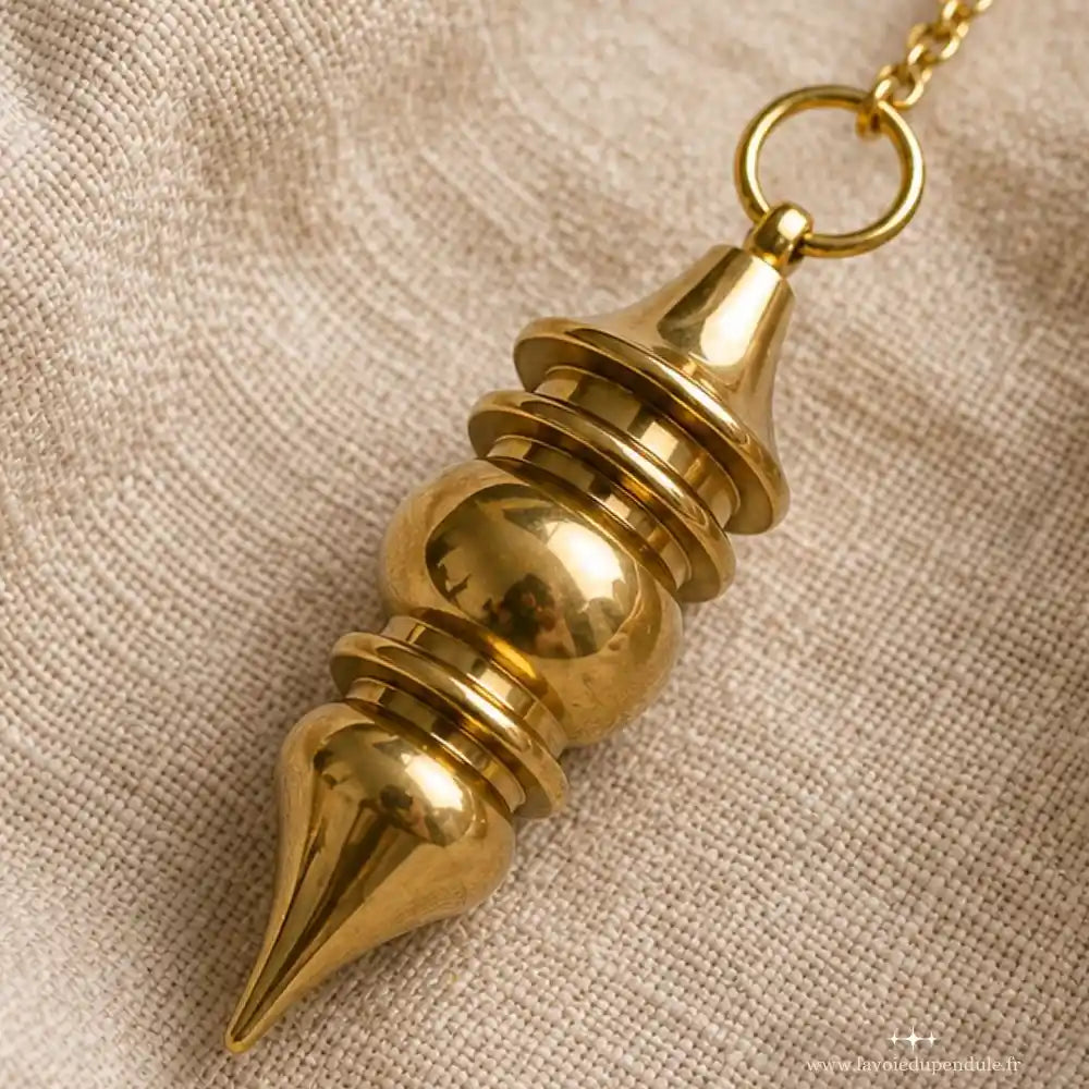 Pendule Vénus en laiton détail matière sur fond beige