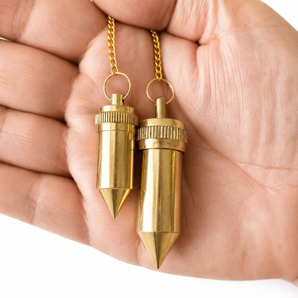Pendule reservoir, petit et grand modèle dans main pour comparaison taille