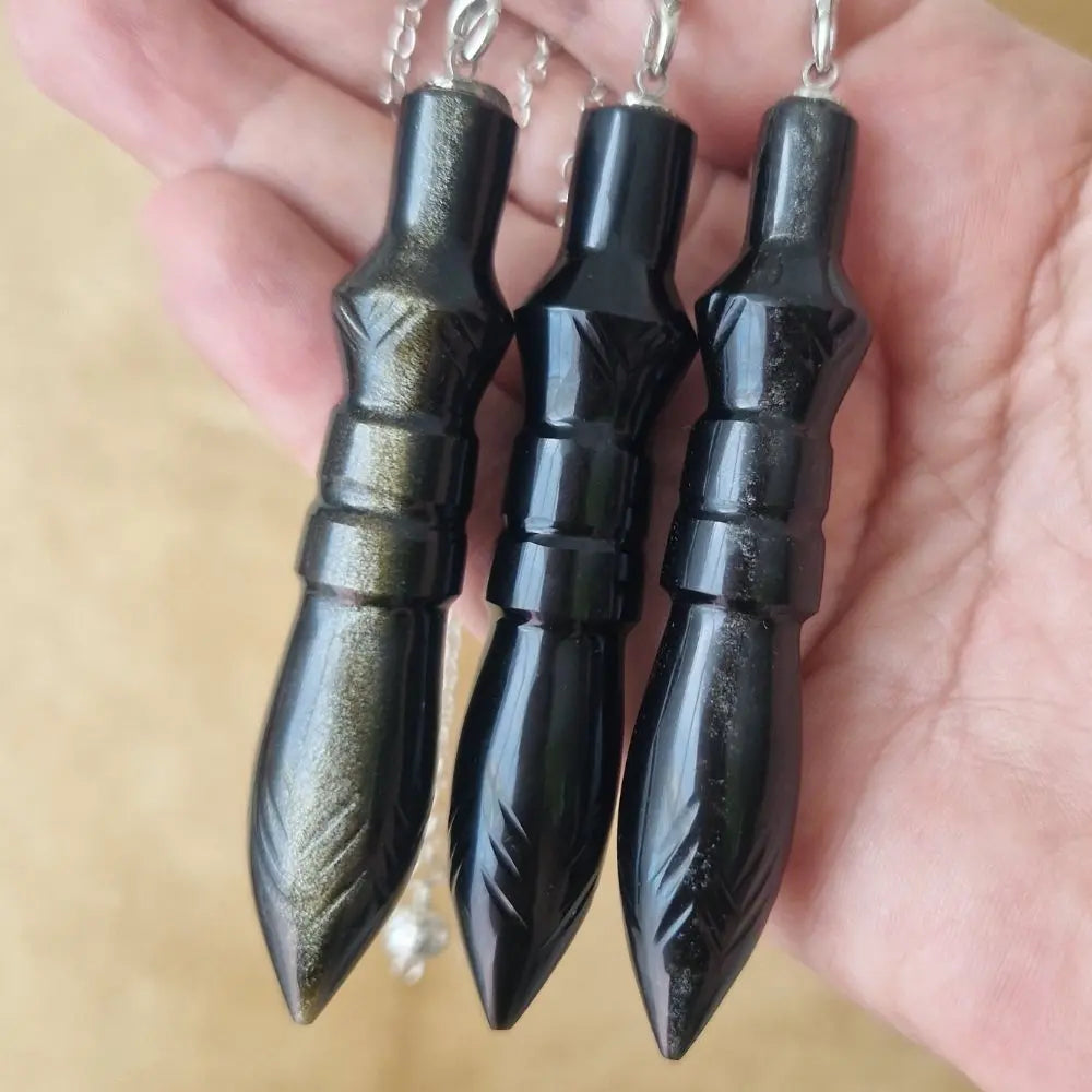 Pendules Thot en obsidienne noire, dorée et argentée dans la main
