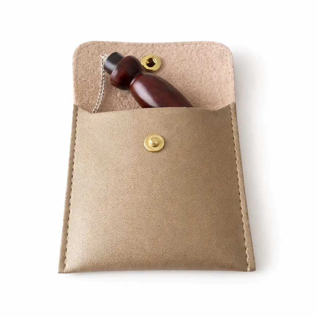 pochette carrée 8x8 cm en simili cuir beige avec pendule  bois intérieur