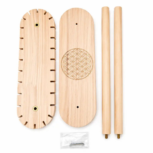 Présentoir en bois démontable pour pendules avec ses différentes pièces.