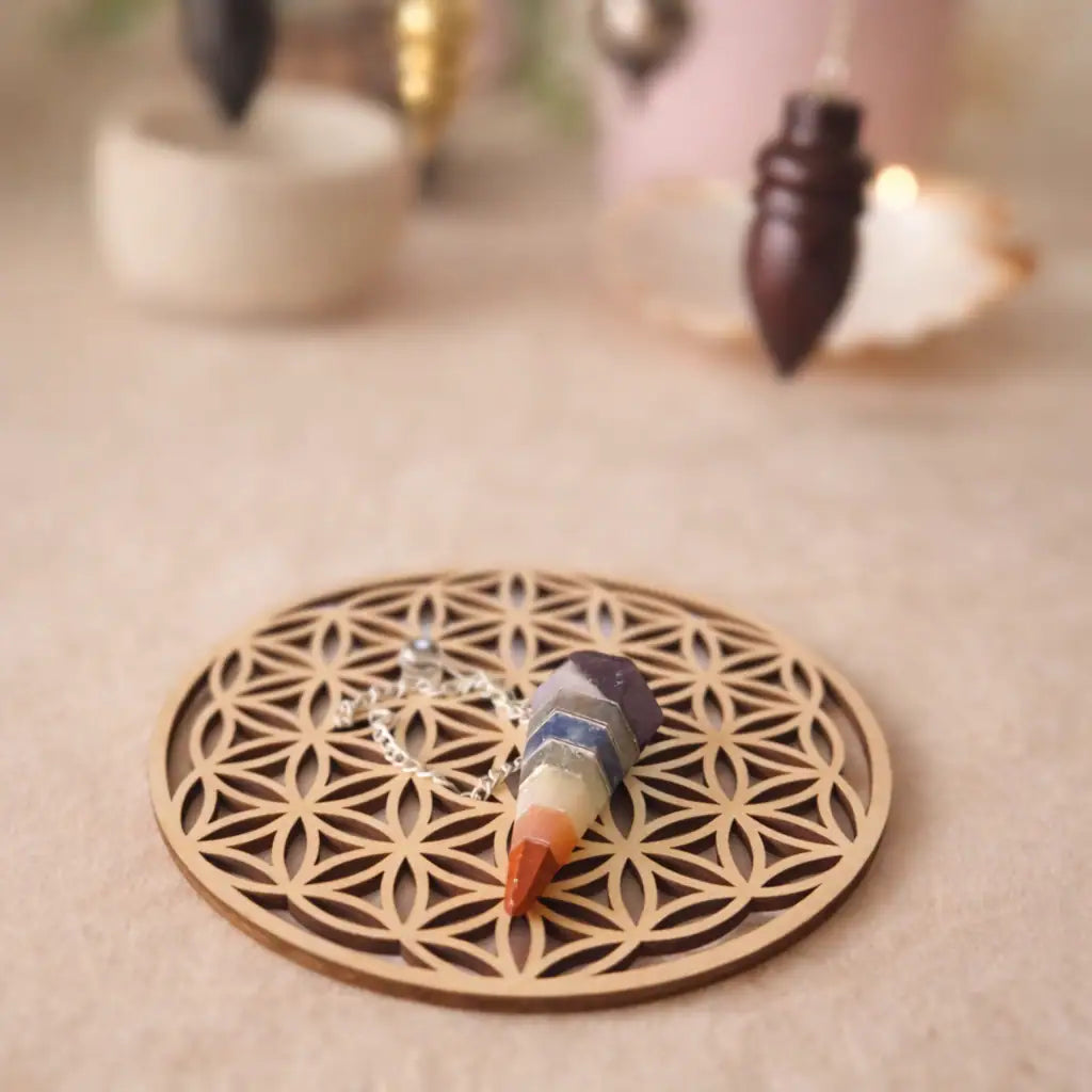 Utilisation d'une fleur de vie en bois, géométrie sacrée pour décharger purifier votre pendule
